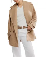 Abrigo tipo peacoat con patrón de espiga en tonos beige y tostado, de calce relajado y silueta oversize. Cuenta con cuello de solapa, cierre frontal con botones a contraste y bolsillos laterales con solapa.
