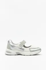 Zapatillas deportivas blancas con detalles plateados, tira ajustable con velcro y suela confortable de 4 cm de alto.