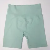 Short deportivo color verde agua, de calce ajustado y cintura alta.