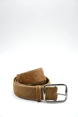 Cinturón de cuero con pelo en tono marrón, con hebilla metálica plateada de diseño rectangular.