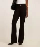 Pantalón acampanado de viscosa color marrón chocolate, con cintura alta, cierre frontal con botones y bolsillos traseros.