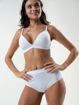 Soutien estilo bralette de copa triangular confeccionado en algodón rib con textura acanalada, en color beige melange. Cuenta con tirantes ajustables y una banda elástica inferior con el logo de la marca estampado.