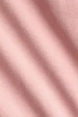Jogging rosado de felpa con cintura elástica y cordón ajustable, de corte holgado y piernas amplias con bolsillos laterales.