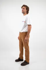 Pantalón de pana gruesa color marrón, de corte recto y confeccionado en 100% algodón.