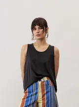 Musculosa de corte holgado color negro, con escote redondo y diseño sin mangas.