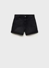 Short de denim estilo mom-fit en color negro gastado, tiro alto, con cinco bolsillos, trabillas para cinto y bajo vuelto.