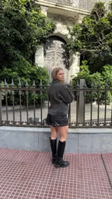 Campera de ecocuero con efecto lavado, cuello camisero, cierre frontal y dos bolsillos delanteros.
