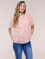 Blusa confeccionada en doble capa de gasa de color rosado claro con estampado floral en tonos naranjas y rojos. Presenta un escote en V con frunces en el cuello, mangas cortas con volados amplios y silueta holgada.