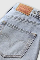 Pantalón de jean celeste de corte ancho, con bolsillos delanteros y traseros, y detalle de costuras en las rodillas.