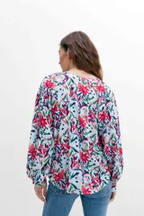 Blusa estampada con flores rojas, verdes y azules, escote en V y mangas balloon.