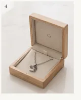 Collar de acero con cadena de eslabones y dije en forma de cabeza de caballo con acabado envejecido.