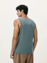 Musculosa blanca de corte recto y cuello redondo.