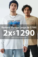 Remera de manga larga de algodón con cuello redondo y estampado artístico frontal. Diseño de corte estándar.