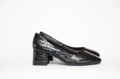 Zapatos de salón negros con acabado grabado tipo cocodrilo, tacón cuadrado de 5 cm y puntera ligeramente cuadrada y redondeada.