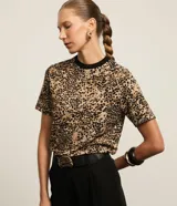 Blusa slim de mangas cortas, confeccionada en viscosa, poliéster y elastano, de la marca Cortelle. Presenta cuello redondo de punto contrastante negro y estampa de animal print de leopardo.