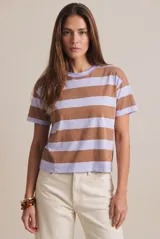 Remera de algodón peinado con diseño de rayas horizontales en tonos lila y marrón, cuello redondo y mangas cortas de calce clásico.