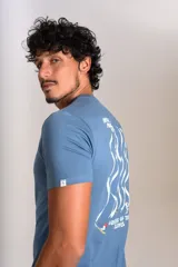 Remera de cuello redondo y manga corta en color azul, con un pequeño bordado de un pingüino esquiando en el pecho.