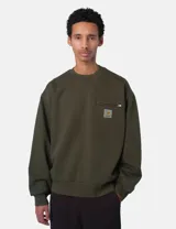 Buzo de cuello redondo color verde oliva, con bolsillo pequeño con cierre en el pecho y parche de logo Carhartt WIP.