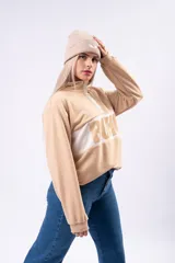 Gorro tipo beanie de punto color marrón, con diseño acanalado y logo bordado en color blanco en la parte frontal.