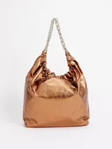 Cartera tipo hobo de cuero metalizado color bronce, con detalles fruncidos en la parte superior y asa de cadena metálica plateada.
