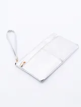 Billetera plateada con cierre dorado y correa de muñeca.