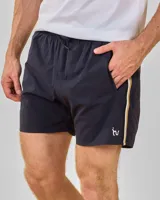 Short de baño azul marino liso con cintura elástica ajustable con cordón, bolsillos laterales y logo blanco estampado en la pierna. Presenta una franja vertical blanca y dorada en el lateral.