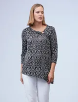 Blusa de seda fría texturada, marca Ruby Rd. Cuello a la base con aplique de aro metálico y terminación de ruedo asimétrico.