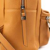 Mochila pequeña color suela de cuero sintético, con cierre superior y bolsillo frontal con cierre. Tiene un asa de mano y correas regulables para los hombros.