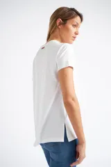 Remera básica de manga corta y escote redondo, confeccionada en algodón, ideal para uso diario.