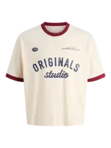 Remera de manga corta y cuello redondo, color blanco antiguo, con ribetes bordó en cuello y mangas. Presenta un estampado frontal con la palabra "ORIGINALS" y "studio" en azul marino, junto a pequeños textos y el número "1990".