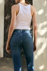 Jean skinny de tiro alto en denim azul con efecto deslavado y leve elasticidad, corte ajustado de cadera a tobillo, con diseño clásico de cinco bolsillos y cierre frontal con botón y cremallera.
