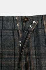 Pantalón de tiro alto con diseño de cuadros, corte recto y cintura con trabillas. Cuenta con bolsillos laterales, falsos bolsillos traseros de vivo y cierre frontal con cremallera, botón y ganchos metálicos.