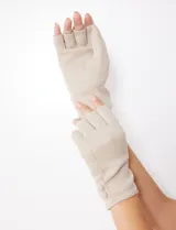 Guantes sin dedos marca Barrington confeccionados en símil gamuza color beige, con aplique de botones decorativos en la muñeca e interior de terciopelo.