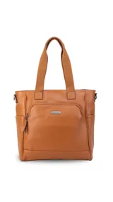 Cartera tipo tote marrón de diseño práctico y versátil, confeccionada en símil cuero con textura granulada. Cuenta con asas cortas fijas, bolsillos exteriores con cierre al frente y atrás, y bolsillos laterales abiertos. Su interior es amplio e incluye bolsillos organizadores. Viene con una correa ajustable y desmontable.
