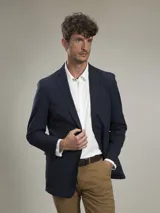 Blazer color marrón claro, de corte clásico, con solapas de muesca, cierre de dos botones, bolsillo en el pecho y bolsillos laterales con solapa.