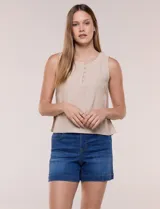 Blusa de lino sin mangas, marca Allie Rose, en color beige. Presenta escote redondo con cartera de botones frontales, corte recto y relajado con aberturas laterales.