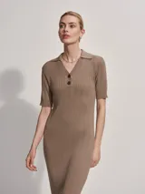 Vestido midi tejido color marrón con cuello polo, mangas cortas y botones.