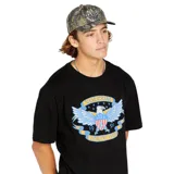 Gorra de visera curva Volcom con diseño de seis paneles, confeccionada en sarga de algodón con estampado de camuflaje boscoso. Presenta un parche bordado con el logo de la marca en el frente y cierre ajustable con velcro en la parte posterior.