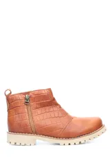 Bota corta color marrón con textura símil cuero de cocodrilo, cierre lateral con cremallera y suela track.