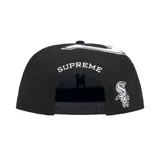 Gorro tipo snapback Supreme x New Era, color negro, con logo de los Chicago White Sox bordado en blanco en el frente y la palabra "Supreme" bordada en blanco sobre la visera.