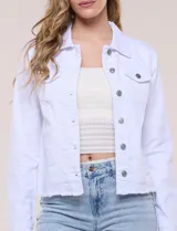 Campera de jean Baccini de color celeste claro, con cuello solapa, cierre frontal con botones metálicos, bolsillos en el pecho y ruedo con terminación desflecada.