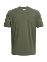 Remera de cuello redondo y manga corta, color verde militar. Presenta un estampado frontal rectangular con diseño de camuflaje y el logo de la marca en color blanco.