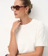 Remera básica de corte oversized, confeccionada en algodón peruano de alta calidad. Presenta cuello redondo, mangas cortas y diseño liso sin estampas.