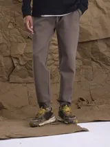 Pantalón tipo jogger de calce cómodo y relajado, con cintura elástica y puños en los tobillos.