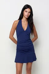 Vestido mini negro de poliamida, con escote halter profundo, detalles fruncidos en los laterales y falda corta con volados en el ruedo.