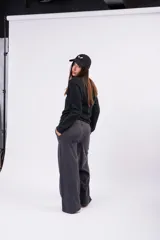 Pantalón de frizza estilo wide leg, color gris melange, con corte recto y holgado, cintura elástica con cordón de ajuste y bolsillos laterales.