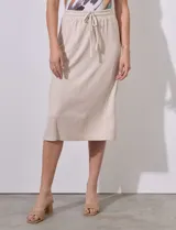 Falda midi color beige de modal, con pretina elastizada con cordón ajustable, corte recto y bolsillos cargo laterales.
