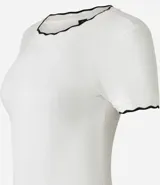 Top de manga corta ajustado al cuerpo, color marrón oscuro, con cuello redondo y bordes festoneados en color crema o beige claro.