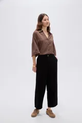 Pantalón slouchy de jean negro con pinzas en la cintura y tiro alto.