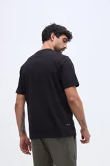 Remera negra de algodón con calce clásico y estampa pequeña en el pecho.